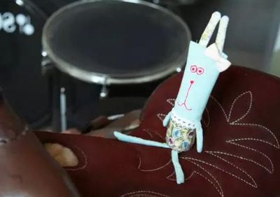 用完洗面奶软管来做手缝管小兔子