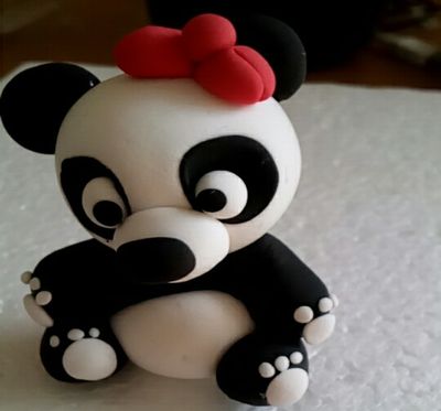 头戴红色蝴蝶结的可爱超轻粘土大熊猫