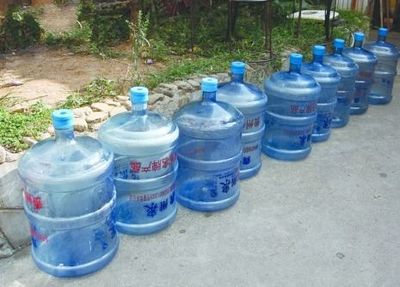 饮水机桶装水罐变身收纳桶兼花瓶