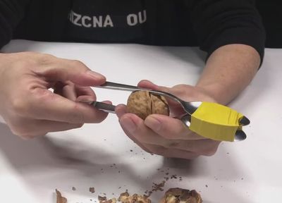 如何巧用废汤勺开启核桃
