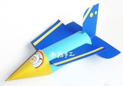 色卡纸做简单的喜羊羊纸筒小飞机 废旧物品手工制作 51费宝网