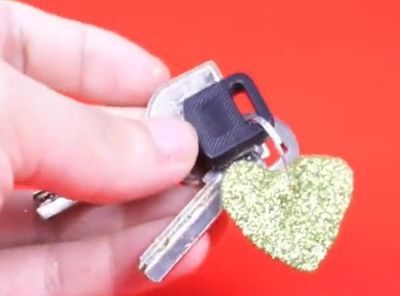 DIY漂亮的热熔胶闪亮心形钥匙扣