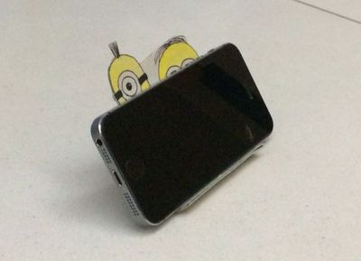 牙膏盒变身小黄人手机支架