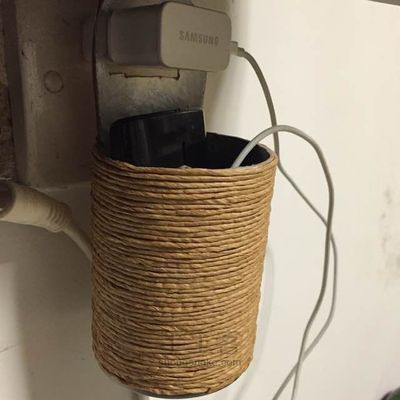 废物利用薯片筒做手机充电器壁挂支架