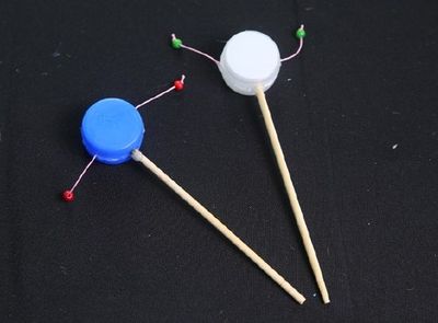 使用废瓶盖DIY小号拨浪鼓做法教学
