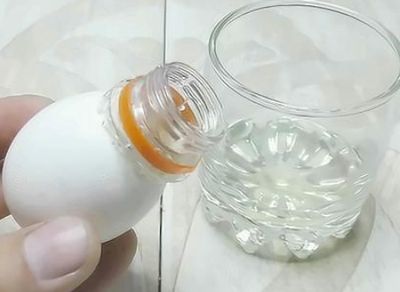 鸡蛋上粘个塑料瓶盖巧变厨房神器