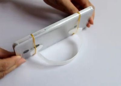 纸箱塑料提手秒变妙用临时手机架