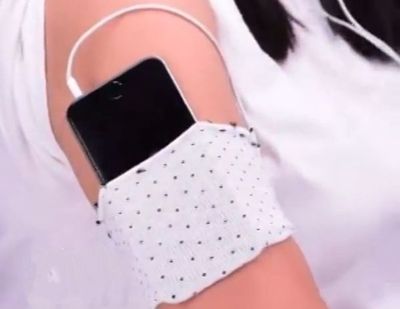 怎么利用袜子自制手机运动臂带