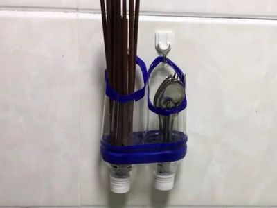 用饮料瓶做的DIY双桶沥水筷子筒