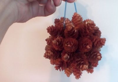 小孩都会做的松塔球圣诞节挂饰制作