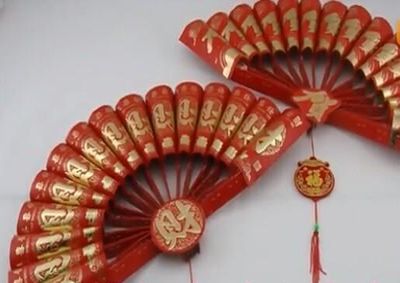 红包袋做个DIY贺年大红纸扇挂件