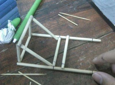 利用废筷子DIY手机放置支架