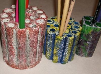 比较另类的废纸做成笔筒作品