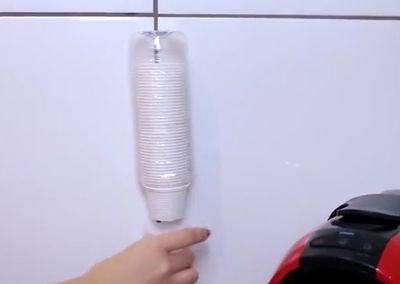 一个矿泉水瓶制作透明的纸杯收纳盒
