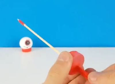废瓶盖做个简版射箭小道具