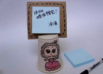 用过一次的纸杯改变脸女生的留言架