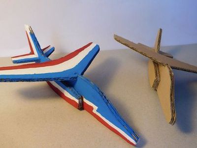 硬纸板手工制作阿尔法喷气机模型玩具