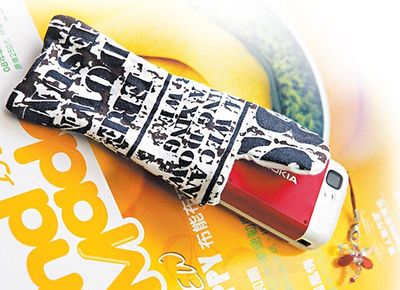 旧T恤环保利用变身实用手机袋