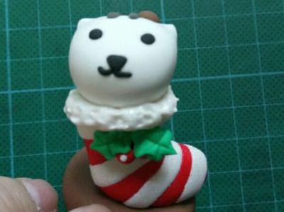 从袜子里探头探脑的粘土好奇小猫咪