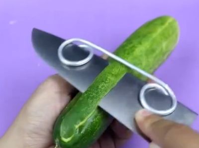 旧衣架改改变厨房瓜果菜刀削皮神器