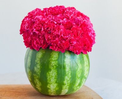 怎么利用西瓜皮做插花容器花瓶