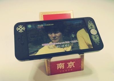 香烟烟盒摇身变做手机看片专用支架