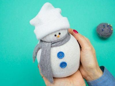 布艺袜子娃娃DIY教程,如何做萌萌哒雪人公仔图解