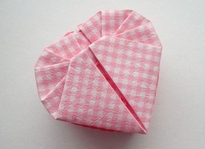 折纸粉红少女之心形手工礼物盒子