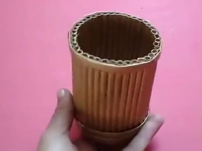 用废报纸当材料做DIY笔筒