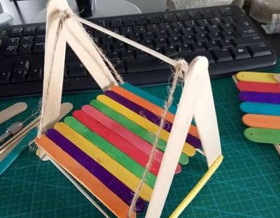 彩色雪糕棍diy制作彩虹秋千简单过程