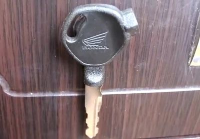 教你怎样利用废电池做钥匙防丢挂钩