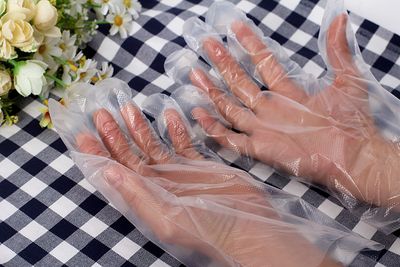 一次性手套的妙用:旅行前巧妙收纳化妆品和护肤品
