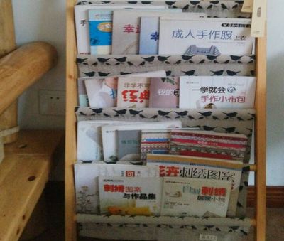 旧衣柜改造:报废裤架改做杂志书架