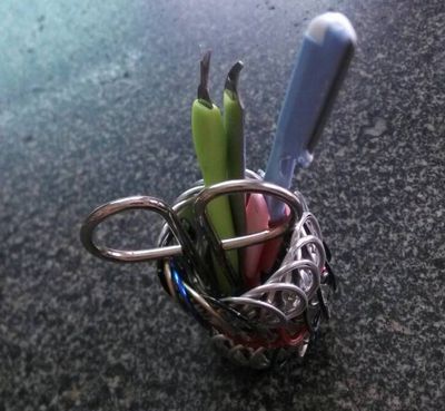 易拉罐拉环的妙用:diy化妆工具收纳笔筒