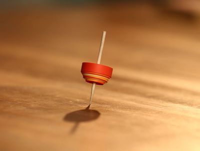 DIY牙签陀螺:教你怎样使用纸张和牙签制作纸陀螺