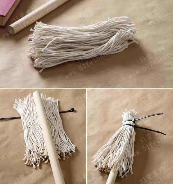 3,将拖把如图放置,在扎带对应的上面绑一根线,扎紧.