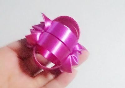 用彩带怎么折成一个漂亮的丝带小灯笼饰品