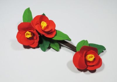 鲜艳的红花绿叶粘土发夹制作办法