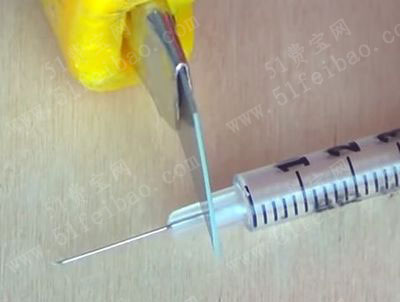 手工小制作,大家可以将家人用过的消毒针管变成一个特别的创意圆珠笔