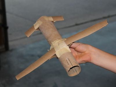 保鲜膜纸筒回收小制作平直翼飞机