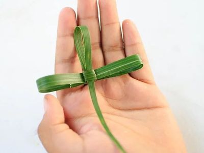如何用棕榈叶编织制作十字架