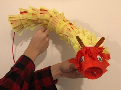 亲子合作DIY超简易舞龙新年小手工