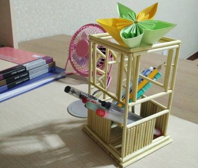 精美的用竹签制作的DIY笔筒