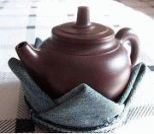 利用旧衣服改造的莲花台茶壶垫