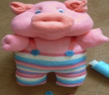 怎么用袜子做粉色小猪布偶