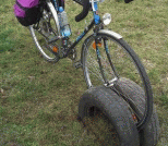 利用废轮胎DIY防止自行车倾倒的停靠小装置