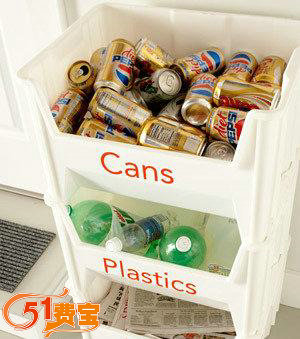 用储物架进行废品回收前的分类收藏