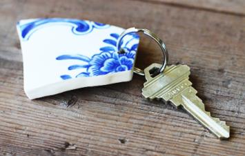 废品DIY，用陶瓷碎片做成的青花瓷钥匙扣