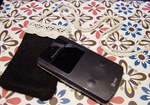 旧衣服的用途，利用剪下的碎布自制手机袋