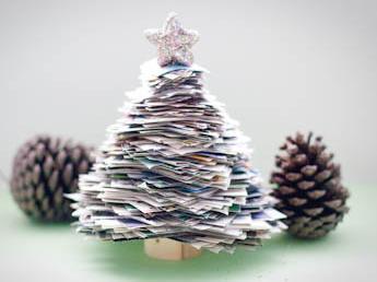 利用旧报纸和旧杂志自制圣诞树摆设的做法